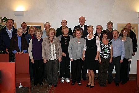 Část členů delegace z partnerského města Llanwrtyd Wells na radnici