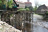 Pokračující výstavba montážní a pracovní plošiny u lávky přes Vltavu u mostu Na Plášti, foto: Jiří Kubovský