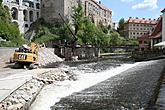 Pokračující výstavba montážní a pracovní plošiny u lávky přes Vltavu u mostu Na Plášti, foto: Jiří Kubovský