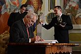 Prezident České republiky pan Miloš Zeman provádí zápis do pamětní knihy města, zdroj: Kancelář prezidenta republiky
