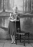 Ruth (Adlerová) Hálová se po 78 letech se ocitla na stejném místě a před shodným plátnem ve Fotoateliéru Seidel, se stejným úsměvem jako ve svém dětství., zdroj: Museum Fotoateliér Seidel, 2015