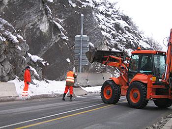 Kdo má řešit problémy způsobené omezením dopravy na krumlovské silnici Pod Kamenem? 