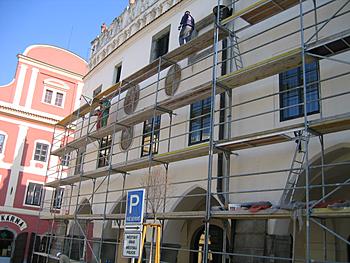 Začala náročná rekonstrukce fasády radnice 