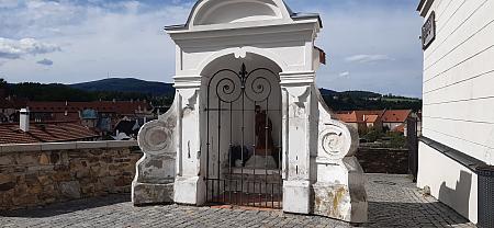 Oprava výklenkové kaple před mostem v Horní ulici, zdroj: oKS
