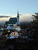 Město Český Krumlov, kostel sv. Víta v ranním oparu 