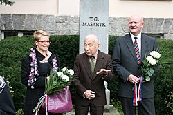 Kladení květin k památníků T. G. Masaryka